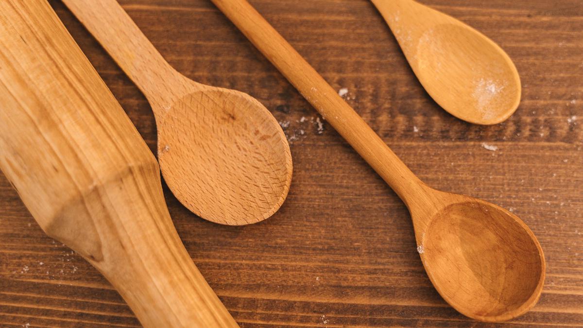 Deshazte de los utensilios de madera de tu cocina si encuentras esto