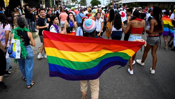 La gente participa en la conga del orgullo gay para celebrar el día contra la homofobia y la transfobia, en La Habana, el 13 de mayo de 2023. (Foto de YAMIL LAGE / AFP)
