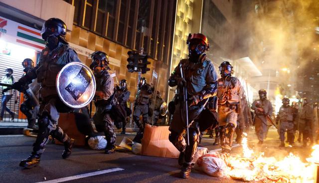 Miles salieron de nuevo a las calles de Hong Kong para una manifestación no autorizada del movimiento prodemocracia en la que hubo enfrentamientos con la policía. (Foto: Reuters)
