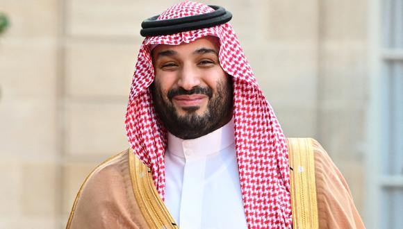 En esta foto de archivo, el príncipe heredero de Arabia Saudita, Mohammed bin Salman, sonríe cuando llega al Palacio del Elíseo en París el 28 de julio de 2022 para reunirse con el presidente francés. (Foto de Bertrand GUAY / AFP)