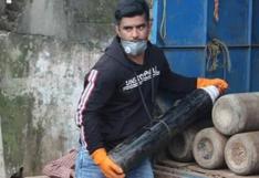 India: tras la muerte de su hermana, un hombre vendió su camioneta para comprar tubos de oxígeno