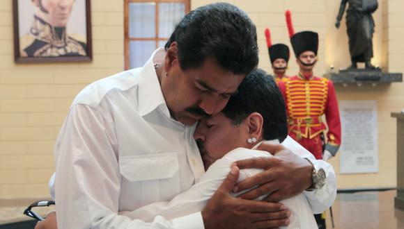 Nicolás Maduro y Diego Maradona en una foto tomada en 2013, durante el funeral de Hugo Chávez. (AP)