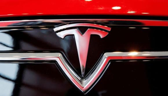 Un logotipo de Tesla en un Model S es fotografiado dentro de un concesionario de Tesla en Nueva York, EE. UU., 29 de abril de 2016