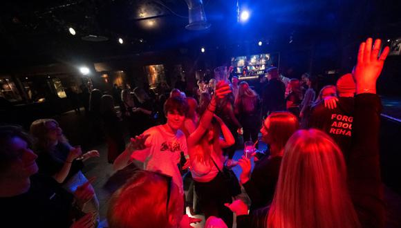 Los juerguistas nocturnos celebran en la pista de baile del club nocturno KB en Malmoe, Suecia, después del levantamiento de todas las restricciones por coronavirus. (Johan NILSSON / AGENCIA DE NOTICIAS TT / AFP).