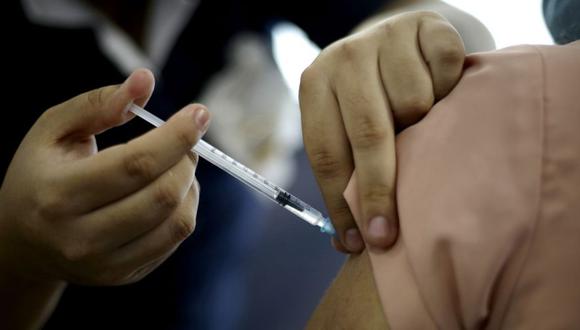 El personal de Salud se encuentran vacunando a las personas mayores de 45 años, con lo que la población autorizada para la inmunización sumaba 1,92 millones de ciudadanos. (Foto: EFE/Rodrigo Sura/Archivo).