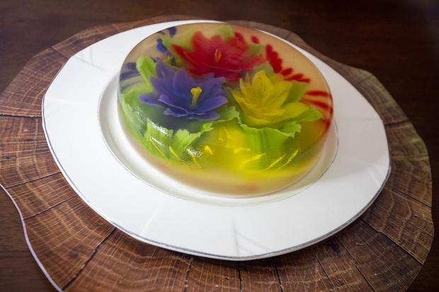 Hanami Art in Jelly is Mitsuko Makino's venture where she develops delicious and innovative jellies with all kinds of designs.