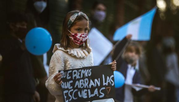 Padres y alumnos exigen el regreso a clases presenciales, tras las medidas implementadas por el presidente Alberto Fernández para contener la segunda ola de la pandemia de coronavirus en Argentina. (EFE/Juan Ignacio Roncoroni).