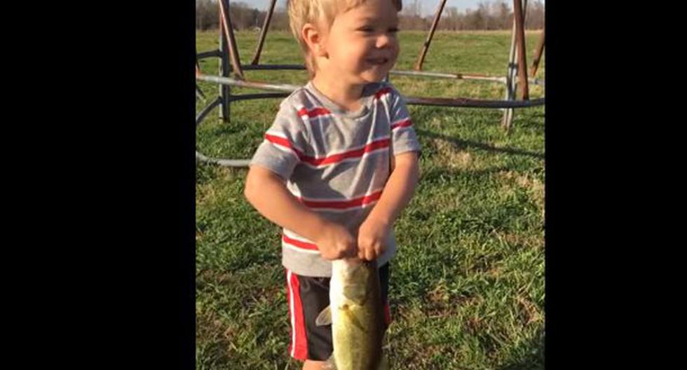 El video del niño pescador se viralizó rápidamente en YouTube (YouTube)