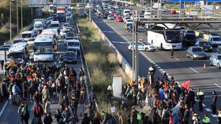 Huelga general en Cataluña: bloquean carreteras y vías de tren