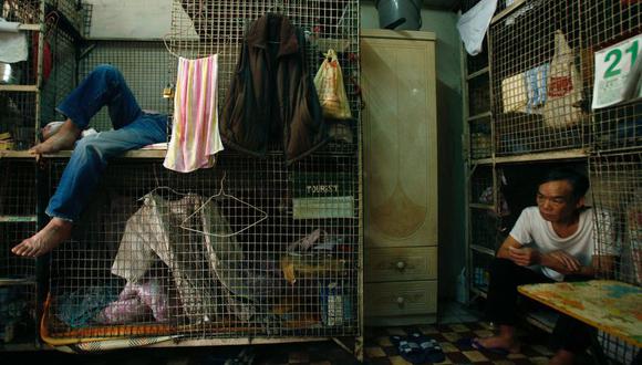 Las personas deben descansan jaulas que utilizan como vivienda, en Hong Kong. (Foto referencial: Reuters)