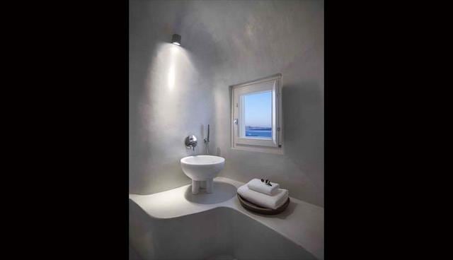 El baño principal es simple y elegante. Aunque la iluminación es tenue, cuenta con una ventana que permite el ingreso de luz natural. (Foto: Kapsimalis Architects)