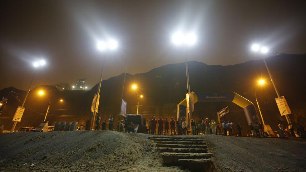 La Municipalidad de Lima puso en funcionamiento el nuevo sistema de iluminaci&oacute;n nocturna en la playa La Pampilla, distrito de Miraflores.(Alonso Chero/El Comercio)