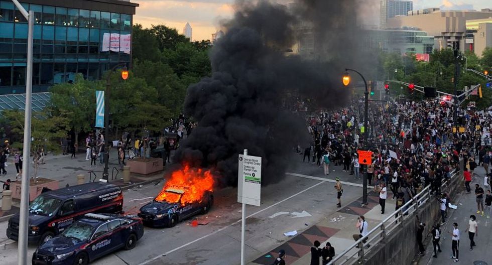 Un automóvil de la policía de Atlanta arde frente a CNN en Atlanta cuando la gente protesta por la muerte en la custodia policial de Minneapolis del afroamericano George Floyd. (Foto: REUTERS / Dustin Chambers).