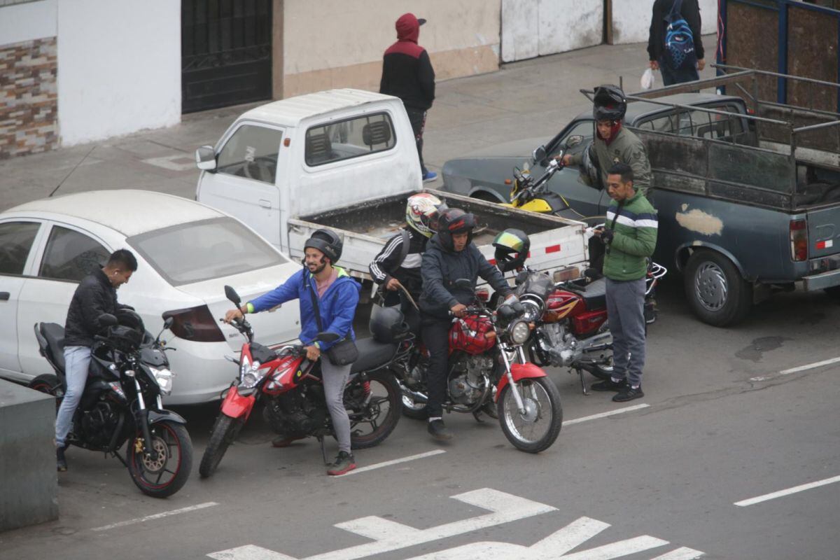 Los motociclistas que hacen servicio ilegal de ‘taxi’ se ubican en varios paraderos informales de Lima. 