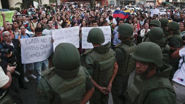 Venezuela: Opositores protestan en militarizada plaza Altamira - 3