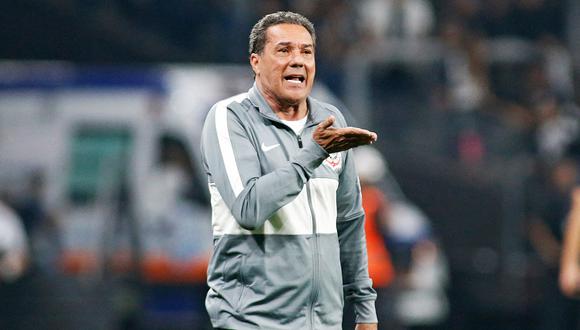 El DT del ‘Timao’, Vanderlei Luxemburgo, aseguró que su encuentro ante Universitario de Deportes por los Playoffs de la Copa Sudamericana no será prioritario. Foto: AFP
