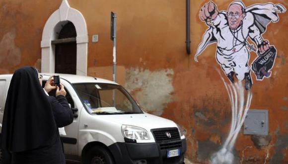 Borran el graffiti del Súper Papa por 'decoro ambiental'