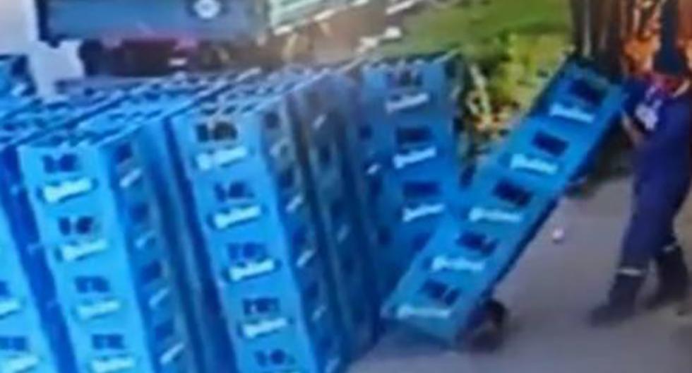 Repartidor causó un desastre por querer salvar unas cajas de cerveza. (Foto: Captura)