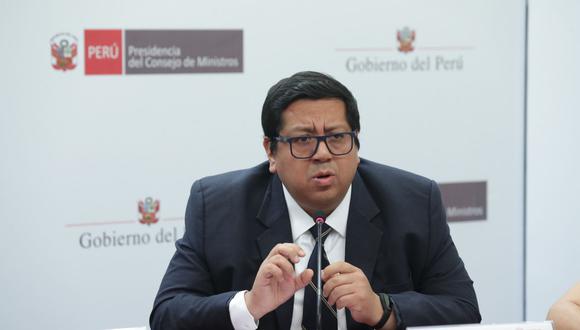 Ministro de Economía da declaraciones.