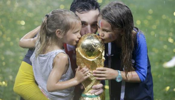 Hugo Llorís, porteo y capitán de la selección francesa, besando la Copa con sus hijas (Foto: AP)