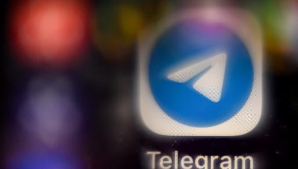 Una fotografía tomada el 8 de noviembre de 2021 en Moscú muestra el logotipo de Telegram del servicio de mensajería y llamadas móviles en la pantalla de un teléfono inteligente. (Foto de Kirill KUDRYAVTSEV / AFP)