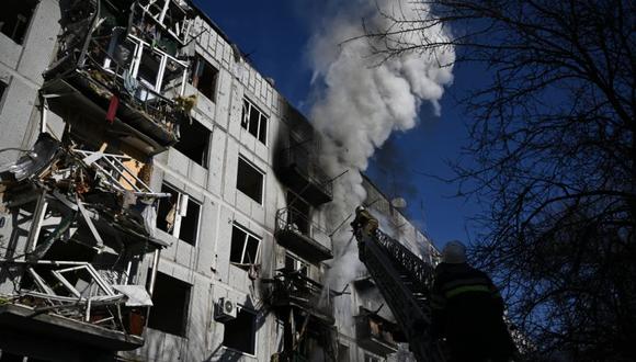 Los bomberos trabajan en un incendio en un edificio después de los bombardeos en la ciudad de Chuguiv, en el este de Ucrania. (Foto: Aris Messinis / AFP)