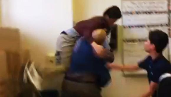Facebook | Profesor arrojó al piso a niño de 12 años en plena clase. (Foto: Captura)