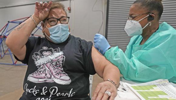 Francine Cano, izquierda, reacciona cuando recibe la vacuna COVID-19 de Lesia Turner en Fair Park, Dallas (Texas), el miércoles 20 de enero de 2021 . (AP/LM Otero).