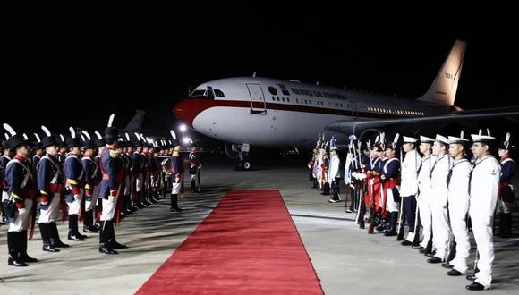 Los reyes Felipe VI y Letizia esperaron en el Airbus A-310 de la Fuerza Aérea Española hasta que el personal del aeropuerto encontrara una escalera de la altura suficiente para que pudieran descender. (Twitter @FMMAS935)