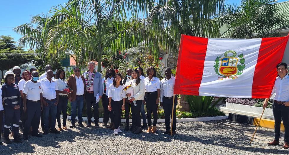 Peruanos y zambianos trabajan juntos en la zona minera de Kitwe, que hace poco recibió la visita del embajador Jorge Félix Rubio. (Foto: Embajada del Perú en Sudáfrica / Cortesía para El Comercio)