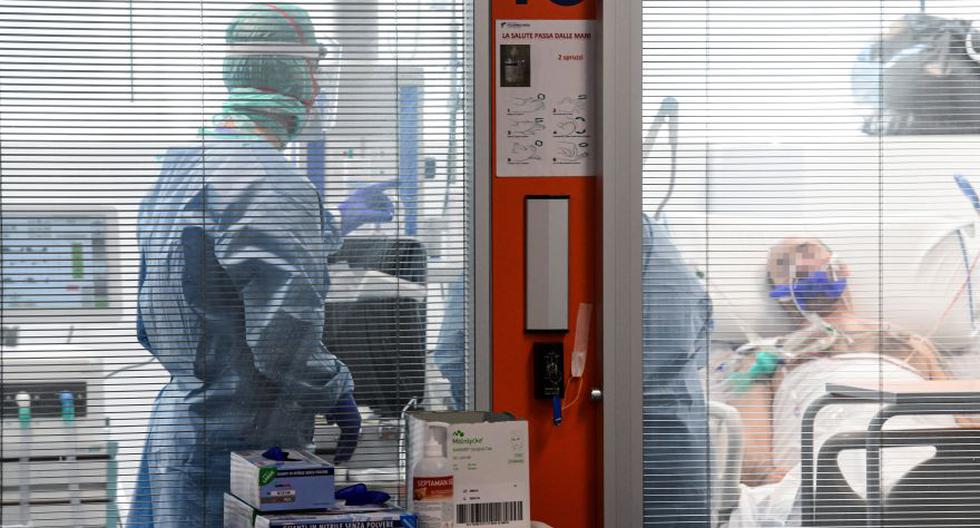 Medical workers wearing a face make and protection gear teand to a patient inside the new coronavirus intensive care unit of the Brescia Poliambulanza hospital, Lombardy, on March 17, 2020. (Photo by Piero CRUCIATTI / AFP)