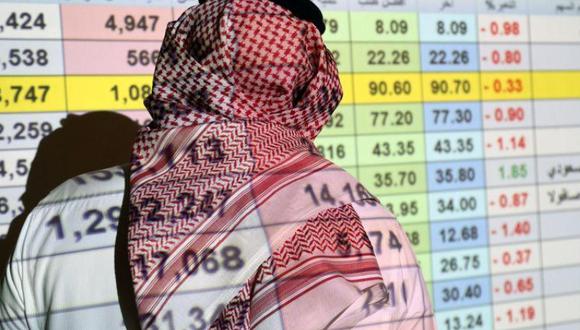 Un operador saudí observa las pantallas electrónicas en la bolsa de Riad. Enero 8, 2020. REUTERS/Ahmed Yosri