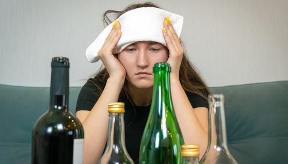 Te contamos cómo se pueden contrarrestar los síntomas desagradables ocasionados por la resaca tras una noche de copas. (Foto: Getty Images)