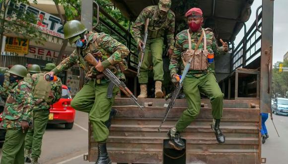 Imagen de archivo | Oficiales de policía de la Unidad de Servicios Generales de Kenia se preparan para dispersar a los manifestantes que protestan contra la brutalidad policial en Nairobi en julio de 2020. (Foto: Tony Karumba/AFP)