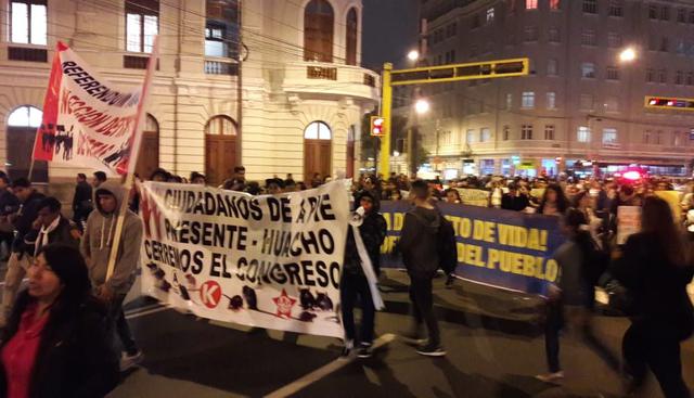 Gremios, estudiantes y colectivos sociales marchan por las calles del Centro de Lima. (Jorge Malpartida Tabuchi/El Comercio)