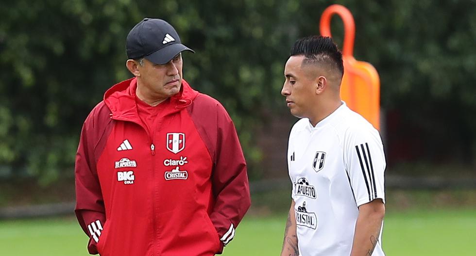 El técnico de la selección peruana, Juan Reynoso, junto a Christian Cueva. El 10 ha jugado por Alianza 21 partidos en el año, 3 titularidades en setiembre, ningún gol. FOTO: GEC.