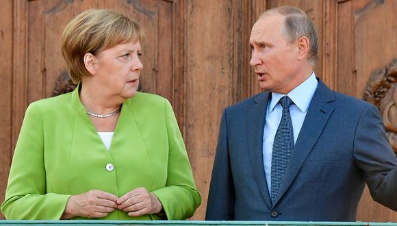 La canciller alemana, Angela Merkel y el presidente de Rusia, Vladimir Putin, durante cumbre del G20 en Hamburgo, en julio de 2017. Ambos líderes europeos se reunirán el sábado, en Moscú. (Foto: AFP/Archivo)