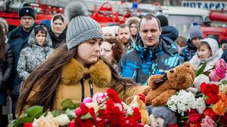 Rusia: dejan peluches y flores por los niños muertos en incendio