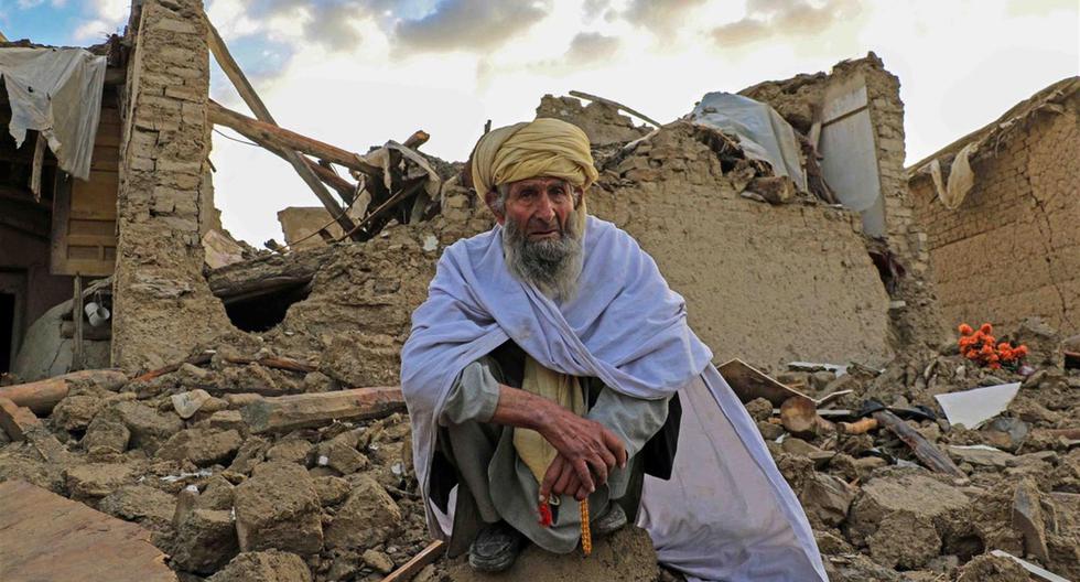 Una persona afectada por el terremoto espera ayuda en la aldea de Gayan, en la provincia de Paktia, Afganistán, el 23 de junio de 2022. (EFE/EPA/STRINGER).