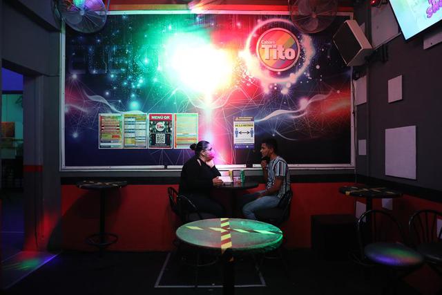 Las icónicas discotecas LGBT de la Zona Rosa de Ciudad de México cambian las luces y el espectáculo por tacos y enchiladas en un esfuerzo para sobrevivir a la crisis de COVID-19 en el país. (Foto: EFE/ Sáshenka Gutiérrez)