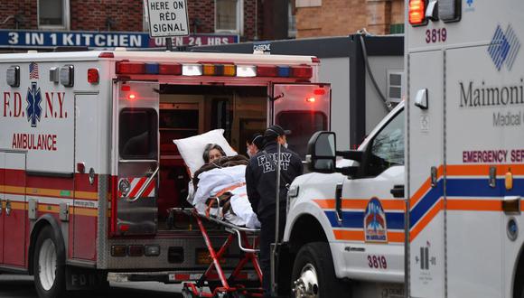 Los trabajadores de la salud transportan a un paciente desde una ambulancia al Centro Médico Maimonides, un hospital en el barrio de Borough Park de Brooklyn, el 4 de enero de 2021 en la ciudad de Nueva York. (Foto de Angela Weiss / AFP).