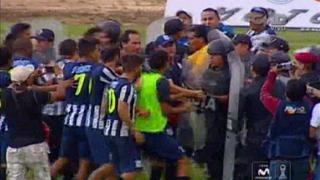 Alianza Lima: jugadores se enfrentaron a la policía (VIDEO)