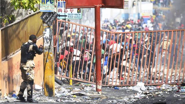 La capital de Haití y otras localidades del país continúan siendo escenario de violentas protestas callejeras, a pesar de que el Gobierno suspendió el aumento de los combustibles y del llamado a la normalidad que formulara el presidente de la nación caribeña, Jovenel Moise. (Foto: AFP)