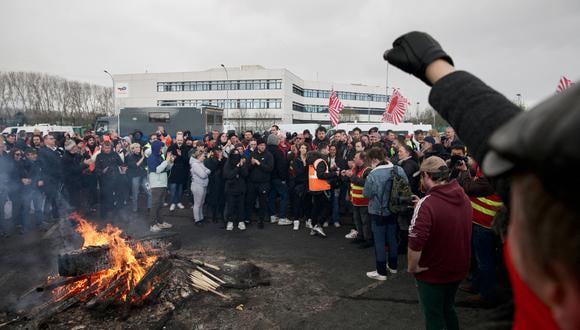 Los manifestantes asisten a una manifestación con los empleados en huelga de Totalenergies frente a la refinería de Gronfreville-l'Orcher, en el norte de Francia, el 24 de marzo de 2023, una semana después de que el gobierno aprobara una reforma de las pensiones en el parlamento sin votación, utilizando el artículo 49.3 de la constitución. (Foto de LOU BENOIST / AFP)