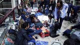 Protestas en Chile: Madrugada de resignación y ansiedad en el aeropuerto de Santiago