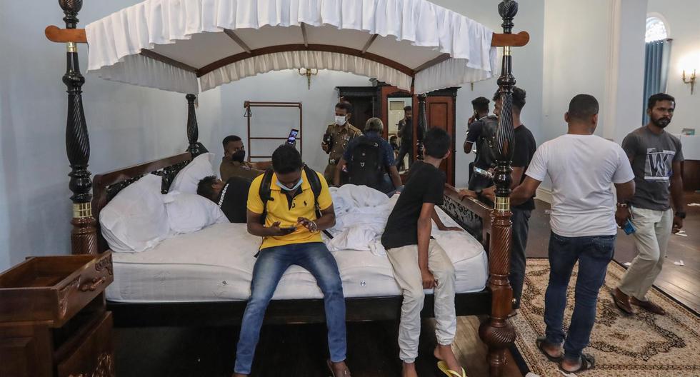 La gente permanece en un dormitorio del palacio del presidente de Sri Lanka en Colombo, el 10 de julio de 2022, un día después del asalto a las residencias oficiales. (EFE/EPA/CHAMILA KARUNARATHNE).