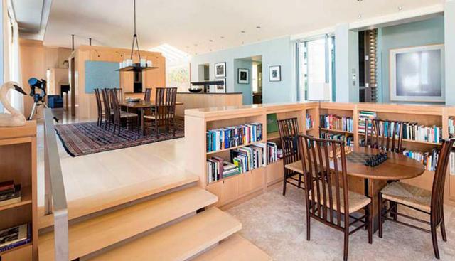 La propiedad está marcada por una decoración moderna que incorpora algunos detalles clásicos. El comedor principal se integra a una sala de lectura en una planta inferior. (Foto: Sotheby’s International Realty)