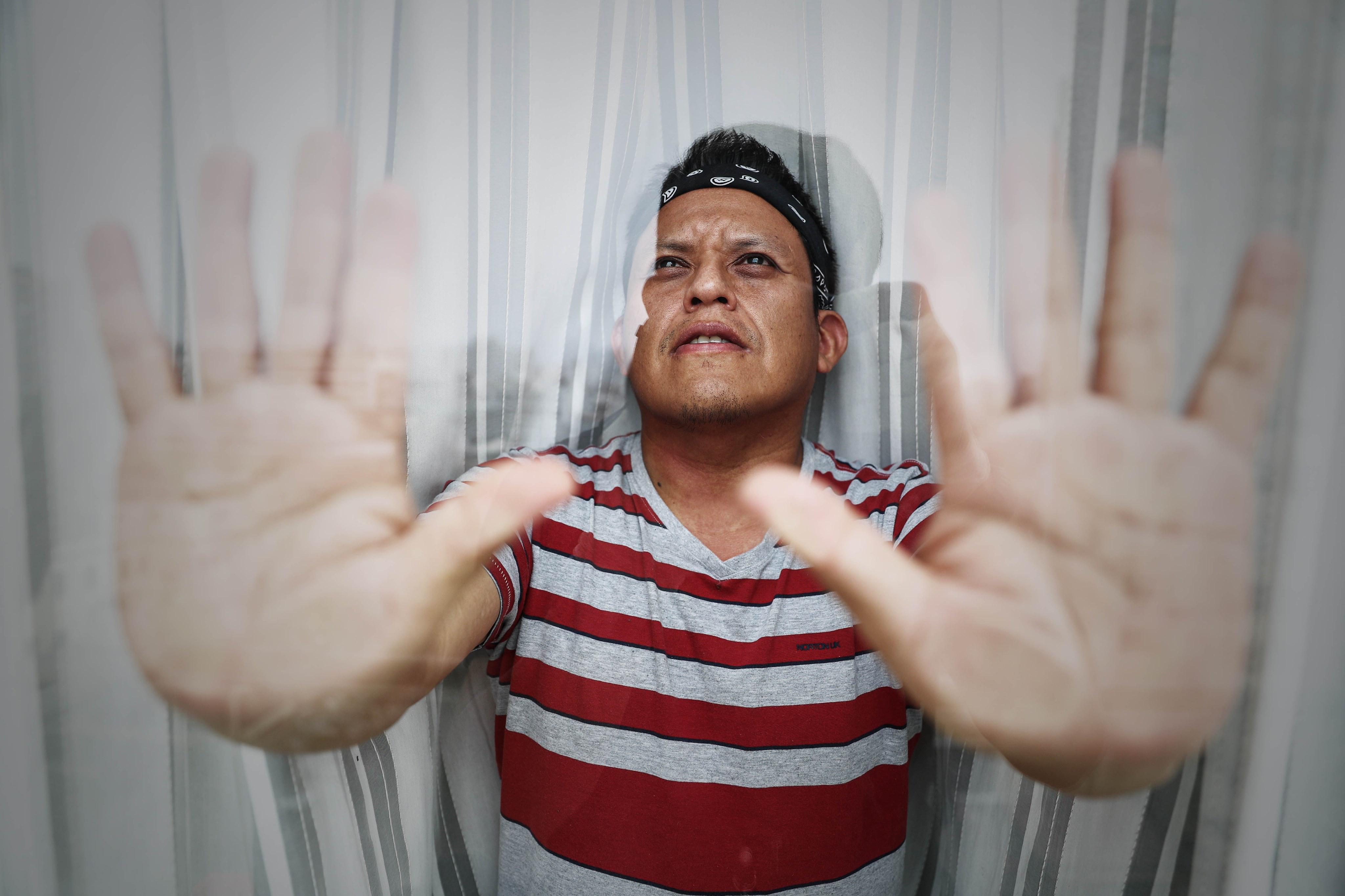 "El ‘teleabrazo’ no nos ayuda mucho y llega el momento en que pensamos que estamos solos. Si no estuviera medicado y alguien no me llama, ya creo que me odia”, cuenta Rony López (Foto: Alessandro Currarino).