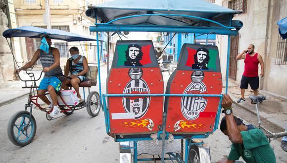 Varios bicitaxis transitan por una de las calles de La Habana Vieja, Cuba. (EFE/Yander Zamora).