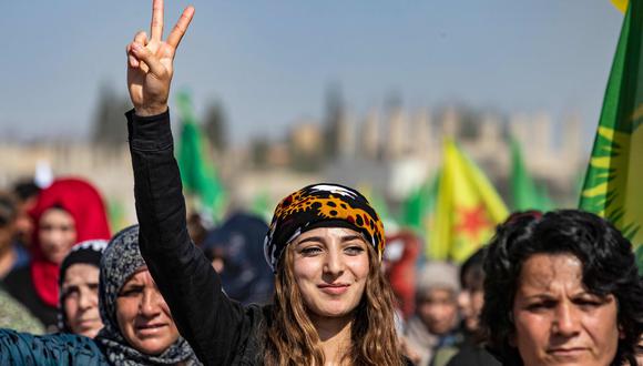 Una mujer kurda siria muestra el signo de la victoria durante una manifestación contra las amenazas turcas en la ciudad de Ras al-Ain, en la provincia siria de Hasakeh. (AFP / Delil SOULEIMAN).
